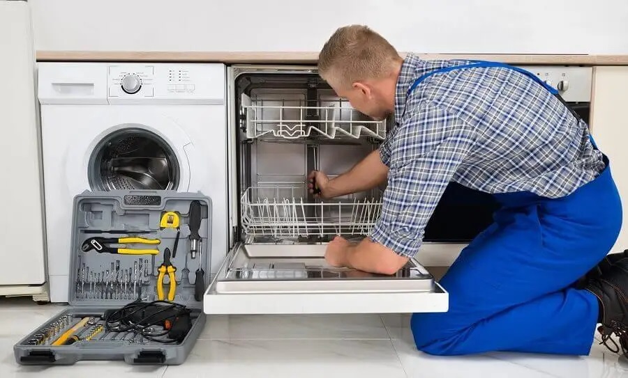 Körfez Sharp servisi teknisyen ekibi beyaz eşya tamiri yaparken